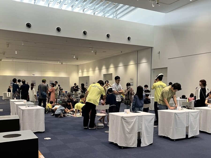作品展示のテーブルが並ぶ会場の様子