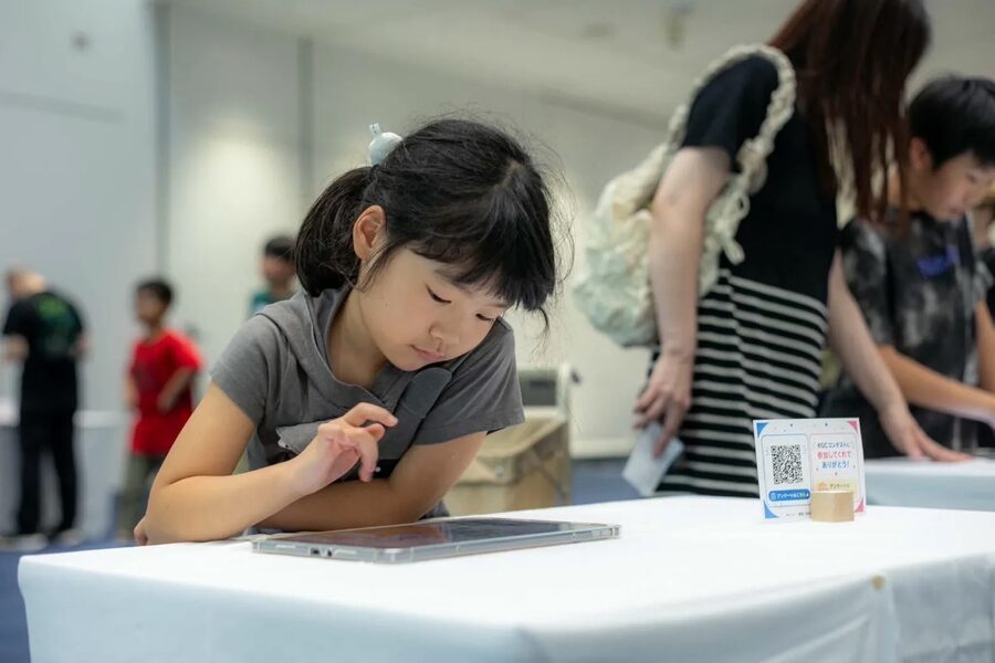 展示された作品をタブレットで体験する子ども